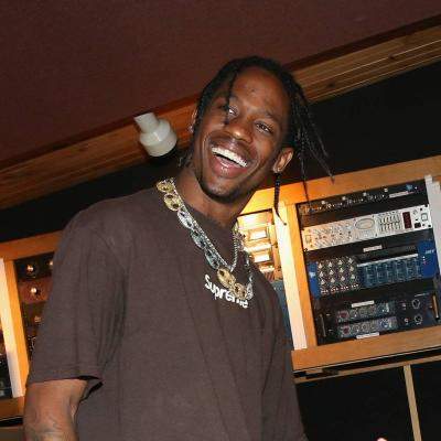 Show-ul lui Travis Scott de la Beach, Please! salvat în ultima clipă de către Selly. Cum l-a convins pe artist să urce pe scenă