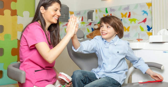 Aparatul dentar mobil la copii – ce beneficii are și cum se întreține corect