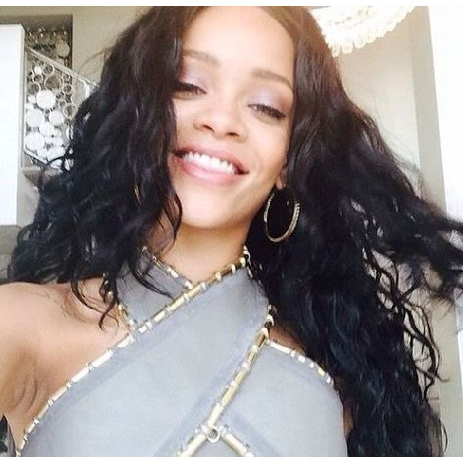 Rihanna, îmbrățișând maternitatea printr-o serie de fotografii incendiare. Imaginile au făcut furori!