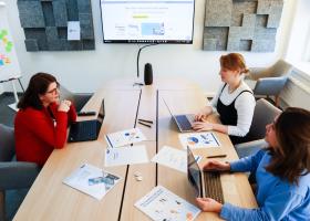 Modernizarea spațiilor de lucru și de studiu: Cum ne ajută instrumentele digitale să colaborăm mai bine