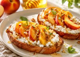 Tosturi crocante cu ricotta, piersici și miere: micul dejun elegant care se face în mai puțin de 10 minute