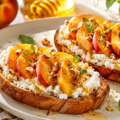 Tosturi crocante cu ricotta, piersici și miere: micul dejun elegant care se face în mai puțin de 10 minute