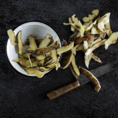 Nu le mai arunca niciodata! Beneficiile nebanuite ale ceaiului din coji de cartof