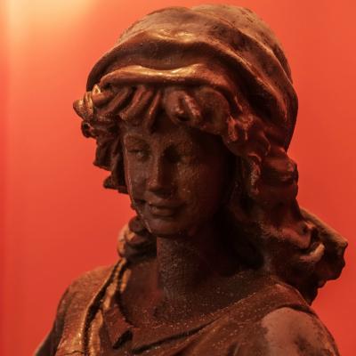 Când design-ul întâlnește ciocolata: zeițe grecești sculptate în ciocolată expuse la Mega Mall