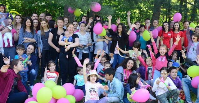 PPT Preturi Pentru Tine, impreuna cu voluntarii Asociatiei Touched Romania, au adus multe zambete pe chipurile a 65 de copii