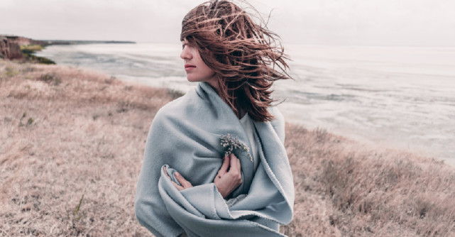 Top 3 zodii care își pun sufletul pe tavă mult prea repede într-o relație și ajung să fie rănite