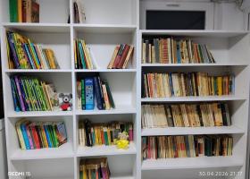 SE POATE ȘI LA NOI! O femeie din București a deschis o bibliotecă în scara blocului. Vecinii împrumută cărți de la ea