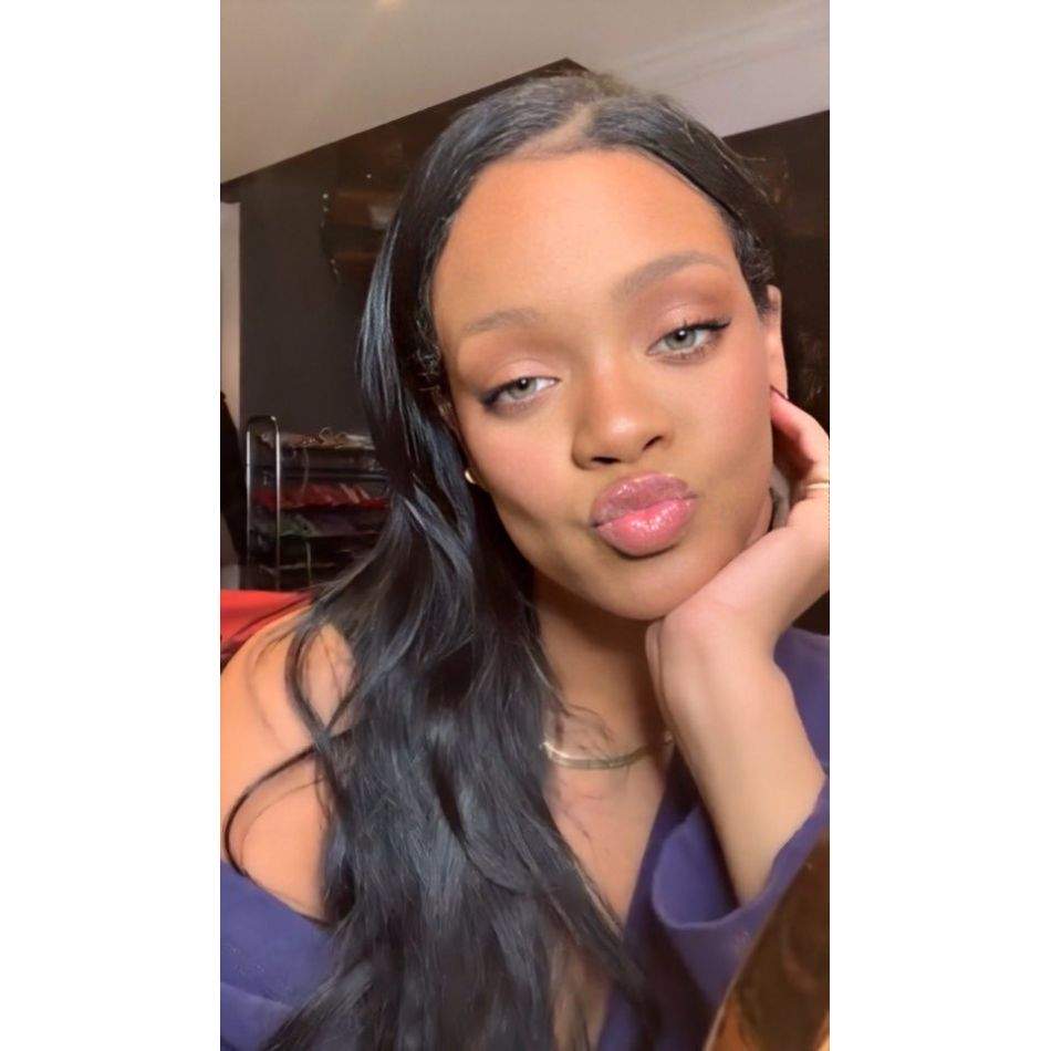 Rihanna, îmbrățișând maternitatea printr-o serie de fotografii incendiare. Imaginile au făcut furori!