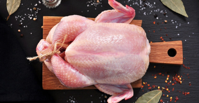 Câte calorii are carnea de pui? Este adevărat că trebuie să înlăturăm pielea?