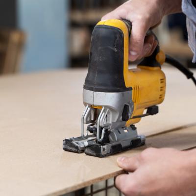 7 materiale pe care le poți tăia cu fierăstrăul electric