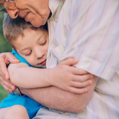 Colegii de scoala radeau de bunicul lui. Ce a facut baietelul? Mi-au dat lacrimile