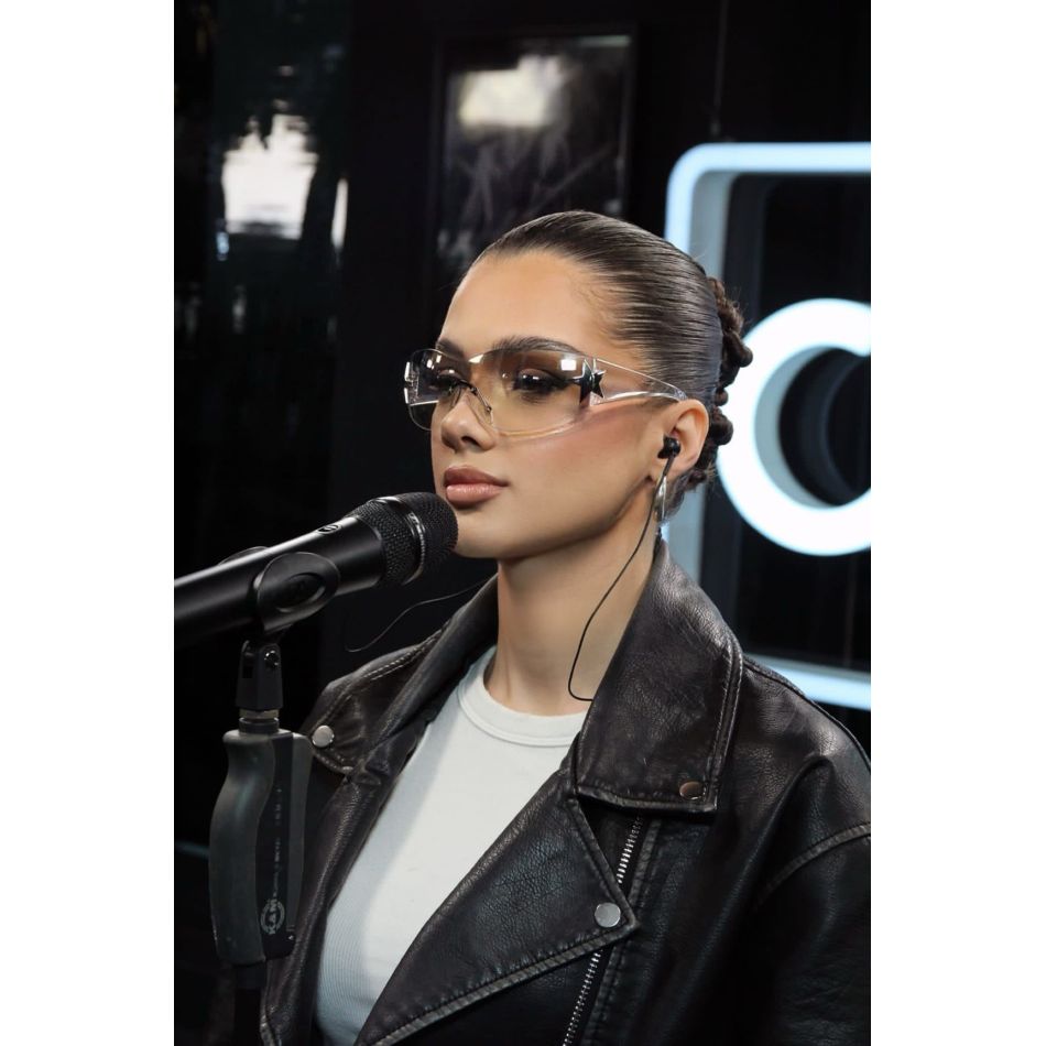 Cine este cântăreața care domină topurile radio din România, a terminat 2 facultăți și știe 5 limbi străine