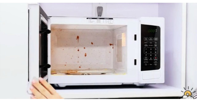 Cum sa cureti cuptorul cu microunde in doar cateva secunde cu acest super truc?