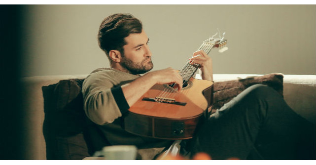 Video Smiley: O inima ce nu a iubit niciodata nu va sti sa scrie sau sa rosteasca cuvinte de dragoste