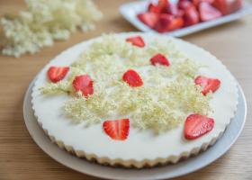 Rețetă cheesecake cu soc și căpșune – desertul răcoritor care aduce mai multă energie și stare de bine vara