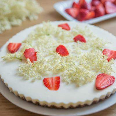 Rețetă cheesecake cu soc și căpșune – desertul parfumat care transformă mesele de vară în clipe de răsfăț
