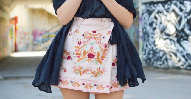 Pantaloni scurți din materiale sau cu aplicații prețioase: variantă ideală de petreceri sau de asortat casual