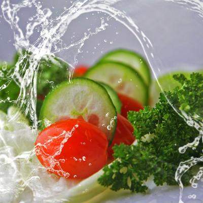 Salata nemteasca de castraveti, varianta vegana si super sanatoasa