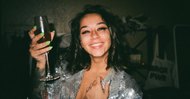 Am de gând să aștept moartea cu fusta șifonată și ușor ridicată, cu buzele răsfrânte de atâtea sărutări, cu…