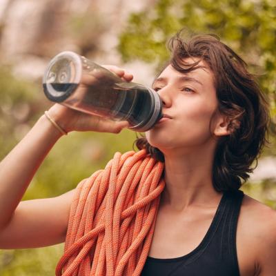 Ce e apa cu electroliți și de ce ar trebui să o consumi mai des