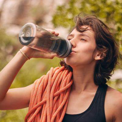 Ce e apa cu electroliți și de ce ar trebui să o consumi mai des