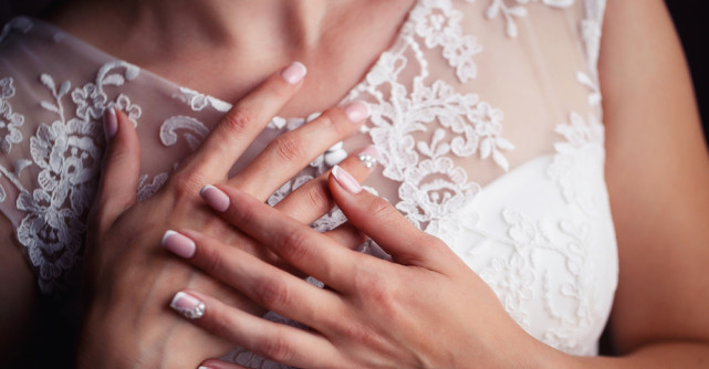 Manichiuri pentru mirese. Ce modele să porți în ziua nunții?