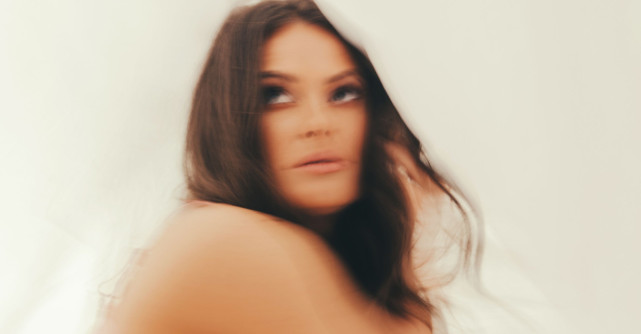 Raluka a lansat o nouă piesă, 'Buchet de trandafiri'