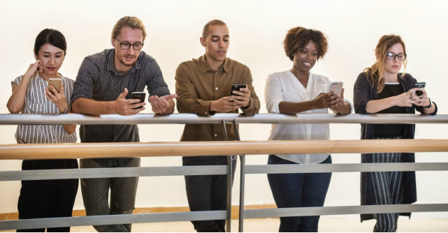 Cum să îți aduci prietenii din online în offline. Scurt ghid de „împrietenire” pentru viața reală