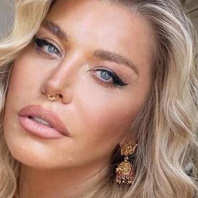 Loredana Groza, mișcări incendiare pe masa unui club de fițe! Pasională și îndrăzneață, artista a încins imaginația fanilor