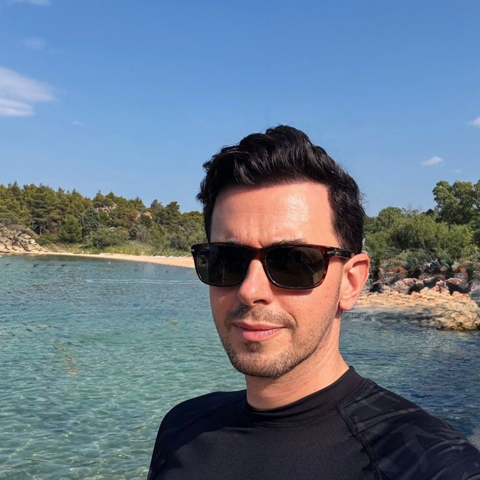 Keo și-a sărbătorit ziua de naștere în Grecia, cu familia. Artistul a împlinit 48 de ani într-un cadru de vis