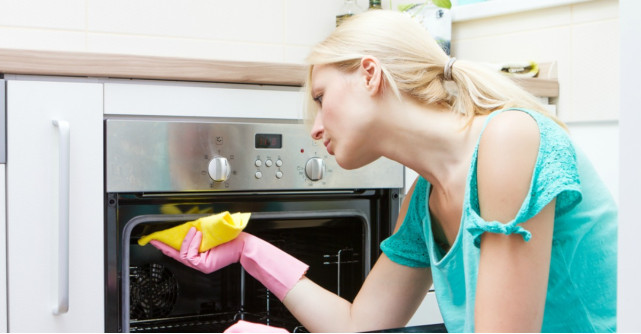 5 trucuri eficiente pentru curatarea mai rapida a bucatariei