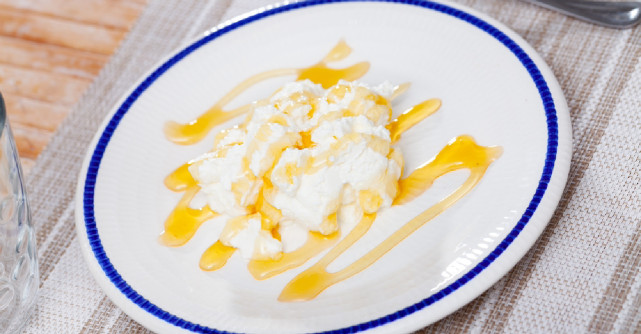 Câte calorii are urda de vacă sau oaie? Este sănătos să o consumăm? Îngrașă?