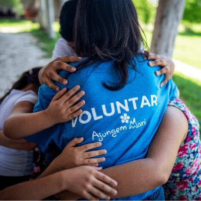 Într-o lume modelată de tehnologie și AI, Ajungem MARI caută 1000 de voluntari care să fie modele pentru copii