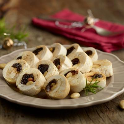 Rulada de pui cu prune uscate si migdale 