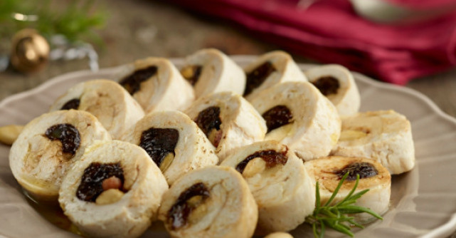 Rulada de pui cu prune uscate si migdale 