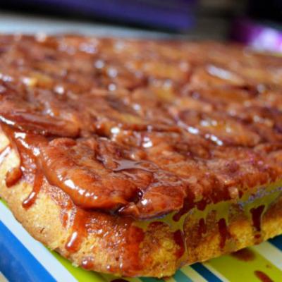 BUCATARAS: Prajitura rasturnata cu PRUNE si scortisoara