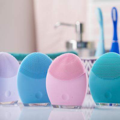 Secretul tenului perfect vara? Curățare, hidratare și un strop de lux