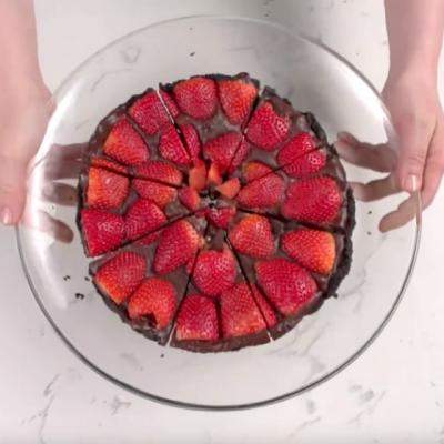 Tarta cu ciocolata si capsuni gata in cateva minute (FARA coacere)