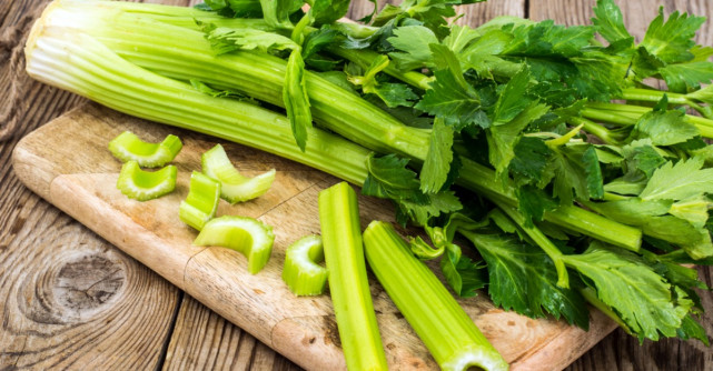 Ceaiul de frunze de telina: efecte benefice pentru sanatate