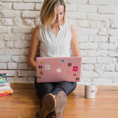 Esti epuizata mental de sedintele pe Zoom? Care sunt explicatiile si ce poti face sa te simti mai bine