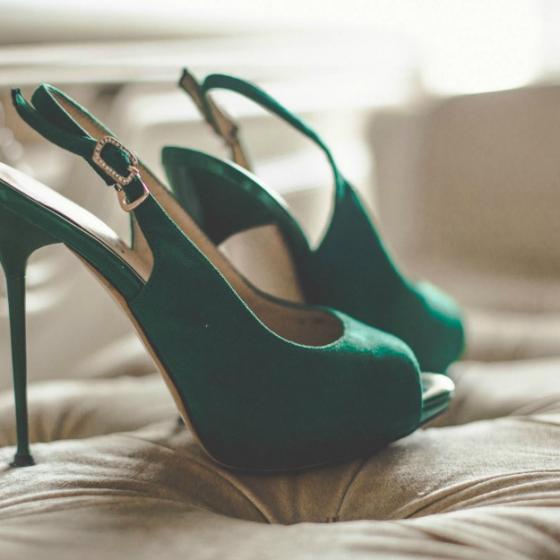 Sandale cu toc kaki: de la casual la eleganta