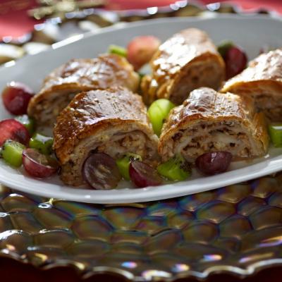 Placinta cu branza, nuci si sos de fructe