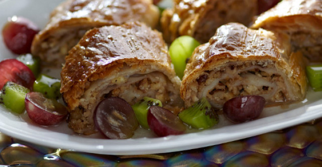 Placinta cu branza, nuci si sos de fructe