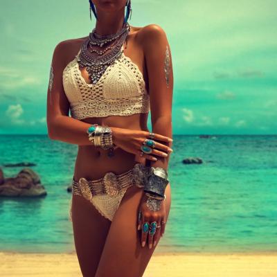 Costume de baie brodate: 6 modele cu aplicații în relief