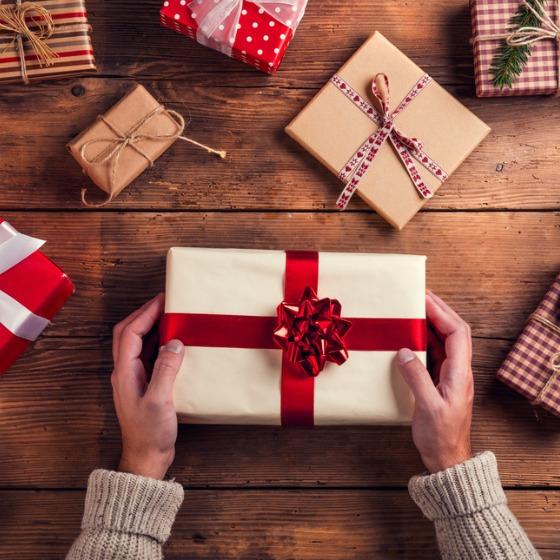 10 cadouri până în 100 lei pentru Secret Santa la birou