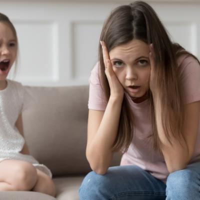 Copilul trebuie să ne asculte sau să învețe să gândească singur? Unde se termină disciplina și începe obediența