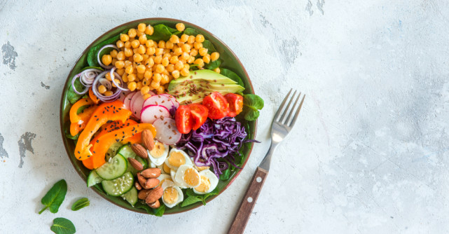 Salată mediteraneană cu năut, castraveți și feta: prânzul rece care ține de foame și te răcorește