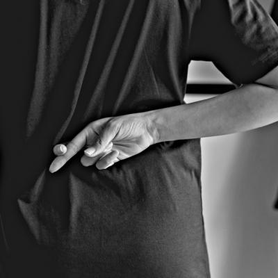 Cum îți dai seama că te minte? 3 Trucuri de la psihologi pentru a demasca o persoană mincinoasă