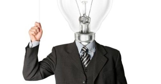 Femeia este contabilul casei