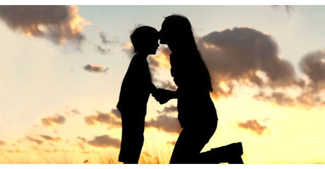 Un baietel a fugit la mama lui si i-a cerut cativa banuti. Ce a facut femeia?